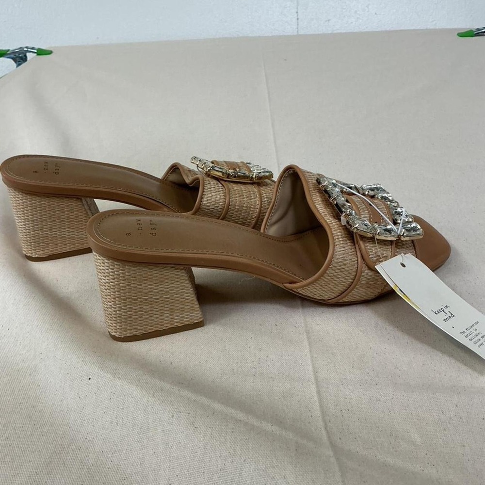 Chic woven block heel sandals - Picture 3 of 4